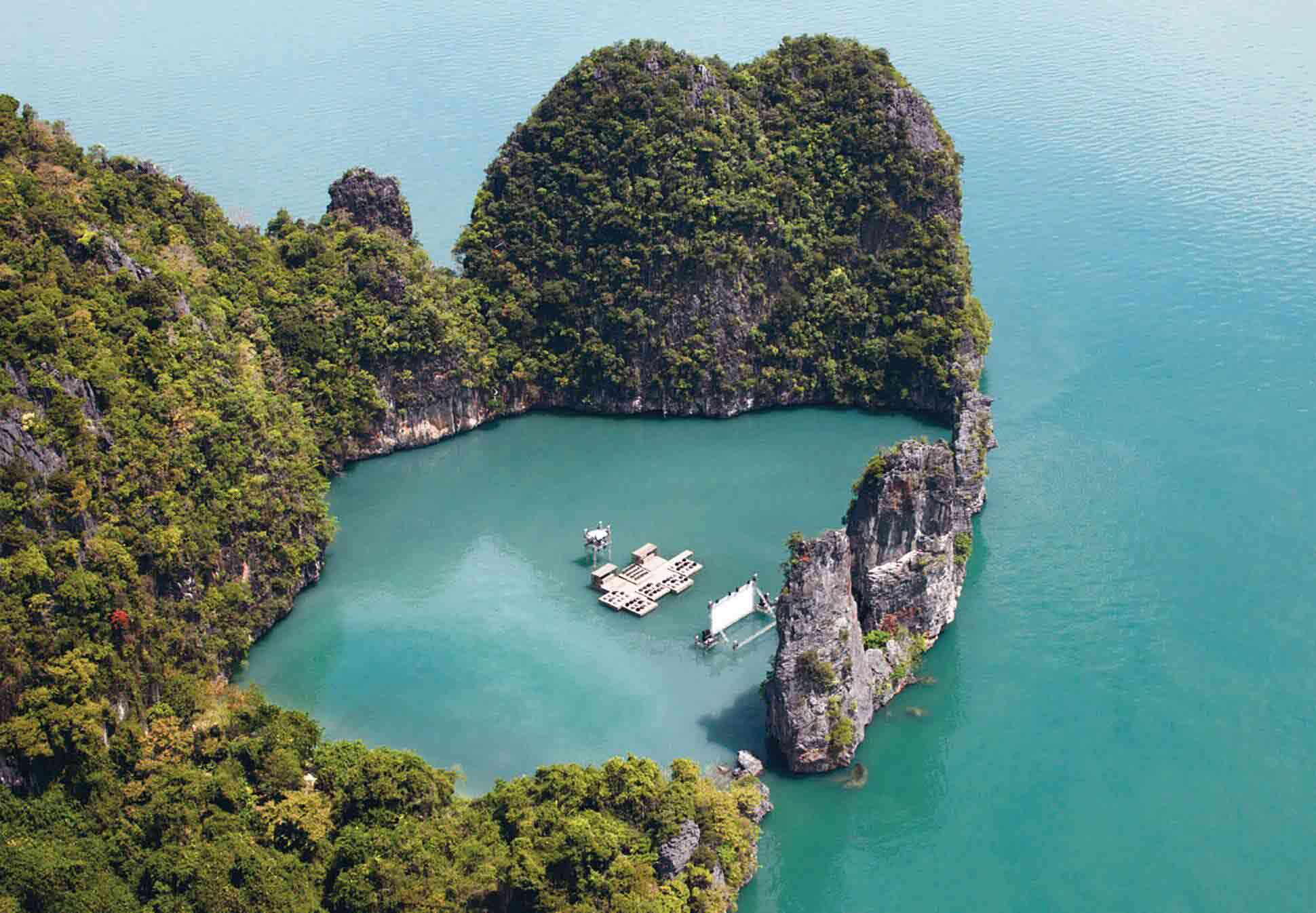 Озеро в центре острова. Кинотеатр архипелаг Таиланд. Таиланд и архипелаги. Национальный парк Тайланда архипелаг островов. Ламаншский архипелаг.