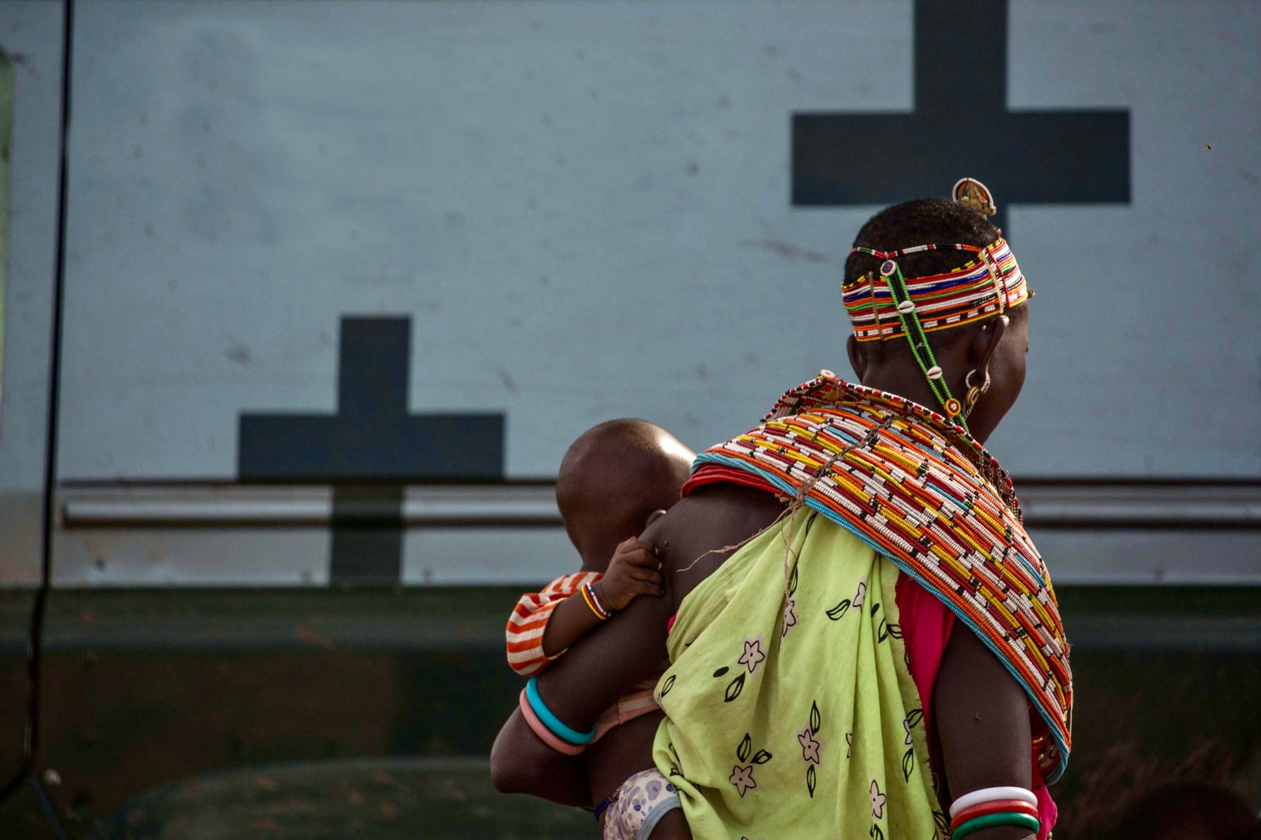 Kenyan mother and child seeks treatment from the Borana Mobile Clinic by Borana Lodge