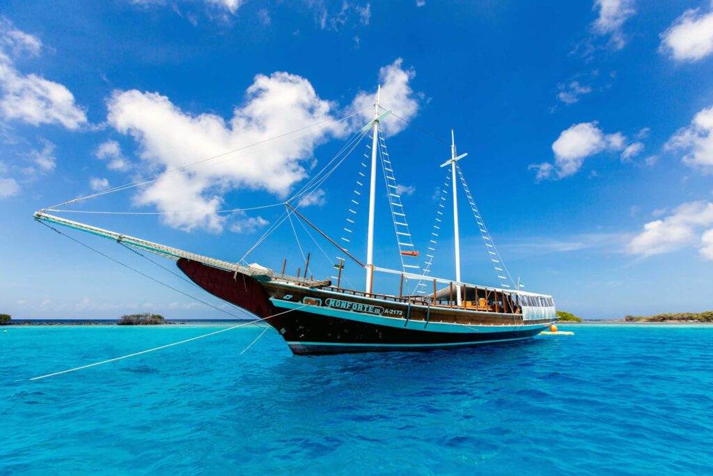 Teak schooner Monforte in Aruba